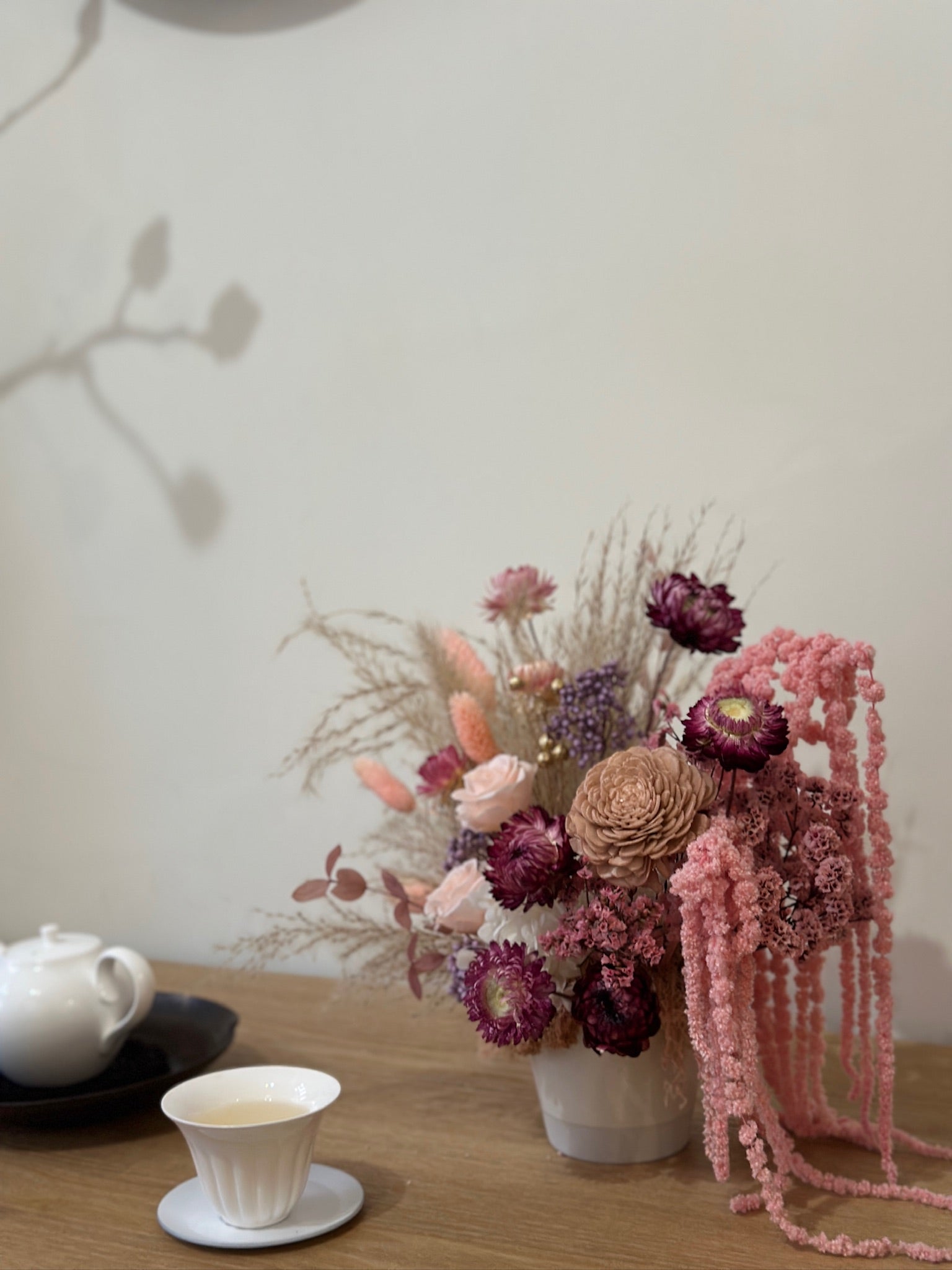 Moments in bloom - Mindful tea & preserved flower arrangement - Bloomnbrew