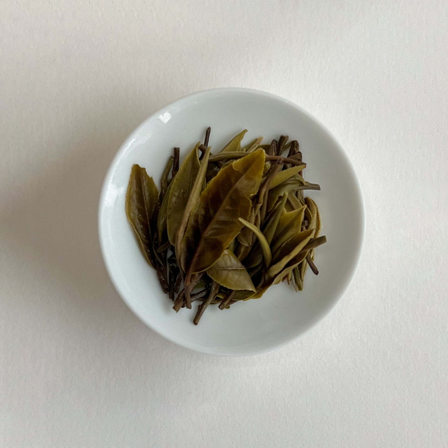 White tea. Loose leaf. Silver buds. Yunnan gushu. Blanc